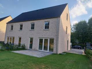 <p><span>Klassieke nieuwbouw, goed gelegen tussen Mol en Achterbos.</span></p><p><span>Ontdek dit nieuwbouwproject met acht mooie woningen. Gelegen in de Sint Theresiastraat, op korte fietsafstand van het centrum van Mol. Recent werden nieuwe fietspaden aangelegd. </span></p><p><span>Indeling en ruimte:</span></p><p><span>De woningen zijn ontworpen voor optimaal wooncomfort met een ruime en lichte woonkamer die naadloos overgaat in een open keuken. </span></p><p><span>De leefruimte geeft direct toegang tot de tuin, wat zorgt voor een open en luchtig gevoel.</span></p><p><span>Boven zijn er drie ruime slaapkamers, op de zolderverdieping via een vaste trap is een extra slaapkamer mogelijk . </span></p><p><span>De moderne badkamer is uitgerust met zowel een ligbad als een douche. </span></p><p><span>De grote grondpercelen zijn tussen 436 m² en 895 m² groot in halfopen bebouwing. </span></p><p><span>De woning is voorzien van zonnepanelen, wat niet alleen bijdraagt aan een duurzame energievoorziening, maar ook zorgt voor een lagere energiekost.</span></p><p><span>Voor meer informatie, het lastenboek en de plannen kunt u terecht op ons kantoor of op onze website <span>www.vanheesimmo.be</span></span></p><p><span>Voor een afspraak kan u ons steeds bereiken op 475 811 815 of via <span>info@vanheesimmo.be</span></span></p><p><span>BEN 0- woningen</span></p><p><span> </span></p>
