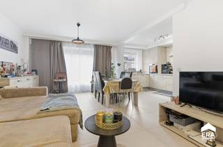 <p>Op zoek naar een instapklaar appartement met een warme uitstraling én een centrale ligging? Dit knusse appartement in de Kokelaarstraat 45 in Roeselare combineert comfort, licht en bereikbaarheid op een ideale manier.</p>
<p> </p>
<p>Bij het binnenkomen word je verwelkomd in een aangename leefruimte die dankzij de grote raampartijen baadt in natuurlijk licht. De slimme indeling zorgt voor een optimaal gebruik van de ruimte en creëert een gezellige, huiselijke sfeer waar je je meteen thuis voelt.</p>
<p> </p>
<p>De keuken en badkamer zijn praktisch ingericht en bieden alle comfort voor dagelijks gebruik. Dit appartement is perfect geschikt voor alleenstaanden, jonge koppels of als interessante investering met vlot verhuurpotentieel.</p>
<p> </p>
<p>Gelegen in een rustige straat, maar toch dichtbij winkels, openbaar vervoer en het centrum van Roeselare, geniet je hier van het beste van twee werelden: kalm wonen met alles binnen handbereik.</p>
<p> </p>
<p>Troeven:</p>
<p> </p>
<p>✔ Centrale maar rustige ligging<br />✔ Lichtrijke leefruimte<br />✔ Gezellig en praktisch ingedeeld<br />✔ Instapklaar<br />✔ Ideaal als starterswoning of investering</p>
<p> </p>
<p>Neem vandaag nog contact op met je ERA-makelaar voor een bezoek.</p>
<p> </p>
<p>JOUW DROOMAPPARTEMENT. ZO GEVONDEN!</p>