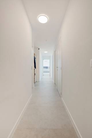 Ontdek dit prachtige BEN-penthouse aan de Aarschotsesteenweg, waar energiezuinig wonen, ruimte en hedendaags comfort perfect samenkomen. Met een bewoonbare oppervlakte van 132 m², drie slaapkamers, twee badkamers en twee terrassen vormt dit appartement de ideale thuisbasis voor wie op zoek is naar comfortabel wonen op een vlot bereikbare locatie.<br /><br />Bij het betreden van het penthouse valt meteen de aangename ruimtelijkheid op. De lichtrijke leefruimte vormt het hart en biedt toegang tot beide terrassen, waardoor binnen en buiten mooi in elkaar overvloeien. Dankzij deze twee terrassen geniet u op verschillende momenten van de dag van een aangename buitenruimte. Verder beschikt het appartement over drie volwaardige slaapkamers en twee badkamers, waardoor er voldoende ruimte is voor een gezin, thuiswerk of logés. Als BEN-penthouse voldoet het bovendien aan strenge energieprestatienormen, wat garant staat voor een energiezuinige en comfortabele woonervaring.<br /><br />Ook aan praktisch comfort werd gedacht. In de ondergrondse verdieping beschikt het appartement over een autostaanplaats en een berging, daarboven is er ook nog een gezamenlijke fietsenstalling.<br /><br />De combinatie van 132 m² woonoppervlakte, drie slaapkamers, twee badkamers, twee terrassen en de energiezuinige BEN-standaard maakt van dit penthouse een bijzonder compleet geheel op een centrale locatie in Wilsele.<br /><br />Mis deze unieke kans niet en neem vandaag nog contact op voor een bezichtiging via ben@sophimo.be of op 0468 58 04 09!
