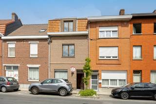 Op een zeer vlotte en rustige ligging nabij centrum Kortrijk treft u deze ruime gezinswoning aan. Op slechts een boogscheut van het centrum zijn...