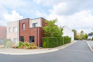 WE HAVE A WINNER!!! Ben u op zoek naar een recente, halfopen energiezuinige BEN woning onder mogelijke aankoop van 2% registratierechten ... dan hebben wij de uitgesproken kans binnen onze portefeuille!! Deze hippe, trendy woning met bouwjaar 2021 biedt u alle troeven. Bestaande uit hal met apart toilet, ongelooflijk mooie living met een mega ingerichte keuken vanwaar u overal zicht heeft op terras met tuin. Berging met wasplaats. Boven heeft u 3 ruime slaapkamers, volledig ingerichte badkamer met ligbad en inloopdouche en een apart toilet. En met kers op de taart een grote afgesloten garage naast de woning. De woning is tevens voorzien van zonnepanelen, thuisbatterij, overal vloerverwarming, enz.... Op het gelijkvloers zijn alle muren prachtig geschilderd in een mooie techniek. Gelegen op 't Hoge, dus heel rustig en toch vlakbij alle belangrijke verbindingswegen. Veel parkeergelegenheid voor de woning. Bekijk de foto's en u zal zeker onmiddellijk vallen voor deze opportuniteit. Bezoekdag op zaterdag 3 oktober, schrijf u snel in via telefoon of mail. Geen gesloten omslag, geen biedingen bovenop de vraagprijs. vraagprijs = onmiddellijke verkoopprijs!