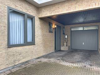 Goed onderhouden, stevige, halfopen woning op rustige ligging te Dikkebus. Alles bevindt zich op het gelijkvloers en is ingedeeld als volgt:Ruime...