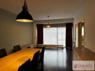 Ruim appartement met 2 slk op toplocatie in centrum Boechout!Het appartement bestaat uit een inkomhal, een ruime woonkamer, een keuken, een...