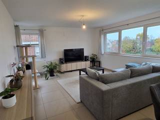 KWALITATIEF, LUMINEUS, RUIM EN RECENT APPARTEMENT 102M² MET 2 SLAAPKAMERS, GROOT TERRAS 11M² EN CARPORT1ste verdieping - ligging in mooie residentie...