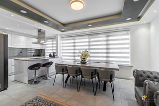 <p><span>Kruisbekstraat 52 (1e verd.) - Merksem</span></p><p><span> </span></p><p><span>Gerenoveerd appartement (90 m²) met 2 slaapkamers, terras, tuin en autostaanplaats in Merksem.</span></p><p><span>Dit appartement is gelegen in een rustige woonwijk, met een vlotte verbinding naar het openbaar vervoer, het velo-deelsysteem en de wagen. In de directe omgeving vind je bovendien een ruim aanbod aan winkels, supermarkten en scholen.</span></p><p><span>Het appartement bevindt zich op de eerste verdieping van een kleinschalig gebouw met drie verdiepingen. In 2022 werd het volledig en hoogwaardig gerenoveerd, met oog voor detail en een uniforme, moderne afwerking. Keuken, badkamer, vloeren en plafonds werden volledig vernieuwd, aangevuld met nieuwe PVC-ramen voor een optimaal wooncomfort.</span></p><p><span>Je komt binnen in de inkomhal met vestiairekast en apart toilet. Vooraan bevindt zich de bijzonder ruime en lichtrijke leefruimte met open, volledig uitgeruste keuken, samen goed voor maar liefst 42 m² — een echte leefruimte met wow-factor.</span></p><p><span>De moderne badkamer (5 m²) is uitgerust met een inloopdouche, handdoekdroger en lavabomeubel. Het appartement beschikt over twee volwaardige slaapkamers van 10 m² en 17 m², waarvan de grootste toegang geeft tot het zuidwest-georiënteerde terras van 7 m² met ingemaakte kast voor een wasmachine te plaatsen. Via een trap bereik je de onderhoudsvriendelijke verharde tuin met lounge van 55 m² — een extra troef die dit appartement echt onderscheidt.</span></p><p><span>Als extra troeven beschik je over een autostaanplaats in de gemeenschappelijke garage en een privatieve berging.</span></p><p><span>Ben je op zoek naar een instapklaar appartement met hoogwaardige afwerking en extra buitenruimte? Bewoonbare opp. 90 m² – ref.: bruto vloeropp. Voor meer info of een gratis schatting surf naar </span><span><span>www.hansimmo.be</span></span></p><p><span> </span></p>