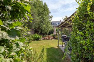 Gezellige bel-etage woning met 4-5 (slaap)kamers, een inpandige garage, en een leuke stadstuin met ideale oriëntatie op het zuidoosten. Gelegen...