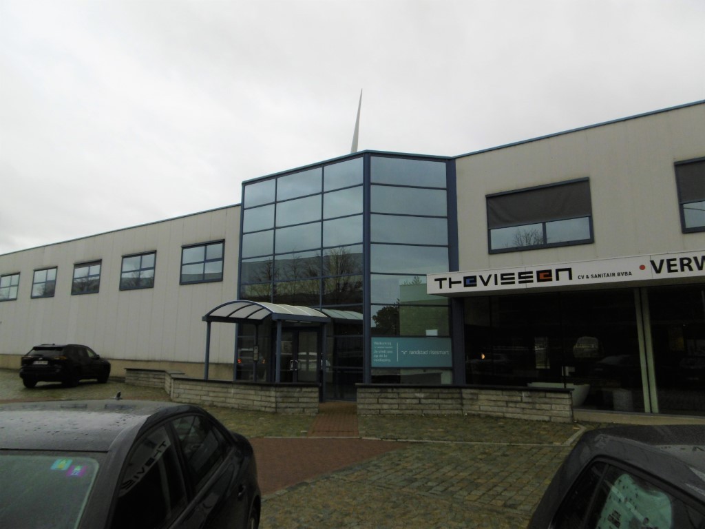 Vlot bereikbare kantoorruimte op de eerste verdieping. - foto 1