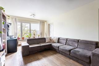 Bent u op zoek naar een leuke investering voor verhuur of een 1-slaapkamer appartement? Dan stellen wij graag dit appartement op de tweede verdieping (met lift) aan u voor!<br /><br />Indeling: U komt binnen in de inkomhal die doorgang geeft aan de woonkamer. Aan de rechterzijde vooraan is er de slaapkamer (11m²) centraal de badkamer (3.5m²) en achteraan de toegang tot de keuken (4m²). De keuken (2016) is voorzien van een kookplaat, dampkap, koelkast, vaatwasser en combi-oven. De badkamer heeft een douchecabine, enkele lavabo, toilet en een handdoekradiator. <br /><br />Algemene maandelijkse lasten: €220/maand voor minuterie, water, verwarming, blokpolis, algemeen onderhoud, lift, onderhoud tuinen, poetsdienst, reservefonds en syndicusvergoeding.<br /><br />Ligging:<br />Uiterst centrale ligging met de ingang van het Bisschoppenhofpark op enkele meters. Nabij openbaar vervoer, verbindingswegen, scholen, winkels,...<br /><br />Pluspunten:<br />- Dak is geïsoleerd<br />- Elektriciteit conform<br />- Badkamer en keuken van 2016<br />- Ideaal voor verhuur <br />- Overal dubbele HR beglazing pvc <br />- Privatieve kelderberging <br /><br />Voor meer informatie of een bezichtiging kan u One vastgoed steeds bereiken op volgend nummer 03 360 85 30.