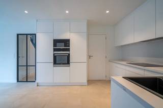 Welkom in <strong>Peperstraat 62</strong>, waar deze <strong>volledig gerenoveerde halfopen bebouwing</strong> klaarstaat voor haar nieuwe bewoners. De woning kreeg een totale make-over en combineert modern comfort met een warme, huiselijke sfeer. Dankzij de <strong>centrale ligging</strong> vlak bij <strong>Heule centrum</strong> en de <strong>vlotte verbinding met de invalswegen</strong>, woon je hier echt op een toplocatie.<br /><br /><span><span><span><span><span>De inkomhal leidt je naar een <strong>veelzijdige kamer</strong> aan de voorzijde — ideaal als bureau, hobbyruimte of speelhoek. Verder vind je er een <strong>gastentoilet</strong> en toegang tot de <strong>kelder</strong>. De <strong>gezellige leefruimte</strong> sluit naadloos aan op de <strong>volledig uitgeruste keuken</strong> met zicht op de tuin. Achterin de keuken bevindt zich een <strong>praktische berging</strong> met aansluiting voor wasmachine.</span></span></span></span></span><br /><br /><span><span><span><span><span>Boven bevinden zich <strong>twee ruime slaapkamers</strong> en een <strong>badkamer</strong> met dubbele lavabo, douche en toilet. De <strong>zolderverdieping</strong> werd omgetoverd tot een <strong>vierde slaapkamer</strong> met prachtige <strong>houten balken</strong> en <strong>authentieke bakstenen muur</strong> — pure charme!</span></span></span></span></span><br /><span><span><span><span><span>Buiten geniet je van een <strong>tuin van 400 m²</strong> met <strong>achteruitgang</strong>, een <strong>oprit</strong> en een <strong>garage</strong> naast de woning.</span></span></span></span></span><br /><br /><span><span><span><span><span><strong>Troeven:</strong><br />✅ Conforme elektriciteit – 12 zonnepanelen<br />✅ Nieuw dak<br />✅ EPC-label B</span></span></span></span></span><br /><br /><span><span><span><span><span>Klaar om hier jouw nieuw hoofdstuk te beginnen?<br /><strong>Contacteer<br />Matthis </strong>via<strong> 0477 804 350 </strong>- <strong>matthis@dekeyser.immo<br />Yorben</strong> via <strong>0468 18 80 61</strong> - <strong>yorben@dekeyser.immo</strong>  en plan je bezoek!</span></span></span></span></span><br /> 