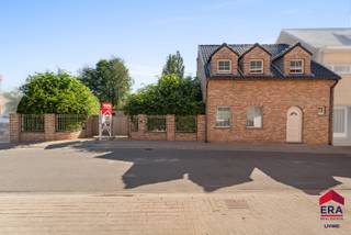 [[ DIT PAND NEEMT DEEL AAN DE ERA OPEN HUIZEN DAG OP 13/6 VAN 9:30 TOT 10:30 ]]
<p>Ben je op zoek naar een halfopen bebouwing op een ruim perceel met 3 slaapkamers, zwembad en een grote loods in Haaltert? Gevonden!</p>

<p>Deze veelzijdige eigendom combineert comfortabel wonen met uitzonderlijk veel ruimte op een perceel van meer dan 10 are. Rustig gelegen, maar toch vlak bij het centrum van Haaltert en Aalst, geniet je hier van een aangename woonomgeving met een uitstekende bereikbaarheid. Extra troeven zijn het gunstige EPC-label B dankzij de 31 m² zonnepanelen en het aanwezige hoogrendementsglas. Bovendien beschikt de woning over een asbestveilig attest. Het poolhouse met overdekt terras en zwembad maken het plaatje compleet voor wie graag in alle rust van het buitenleven geniet.</p>

<p>De absolute blikvanger bevindt zich achteraan het perceel: een recente loods uit 2012 van ongeveer 210 m², aangevuld met een aparte ruimte van 57 m² en een bureauruimte van 9 m². Dankzij de sectionale poort, afzonderlijke zij-ingang en ruime parkeermogelijkheden zijn deze ruimtes ideaal als opslagplaats, atelier, werkplaats, garage, showroom of praktijkruimte. Hierdoor is deze eigendom bijzonder interessant voor zelfstandigen, ondernemers en hobbyisten die wonen en werken willen combineren.</p>

<p>Op het gelijkvloers kom je binnen via de inkomhal met gastentoilet. De lichtrijke woonkamer met eetplaats sluit aan op de volledig ingerichte keuken. Verder zijn er een praktische berging en wasruimte aanwezig. Vanuit de keuken en berging heb je rechtstreeks toegang tot het terras, de tuin en het zwembad. Op de verdieping bevinden zich drie volwaardige slaapkamers, een dressing en een ruime badkamer met ligbad, douche en dubbele lavabo. Daarnaast is er een apart toilet. De zolderverdieping biedt extra bergruimte.</p>

<p>Ben je op zoek naar een eigendom die wonen, werken en ontspannen perfect combineert? Contacteer ons dan snel voor een bezoek!</p>