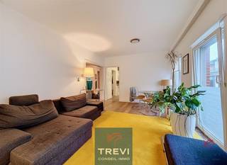 Braine le Comte, dans une rue résidentielle paisible à deux pas de la gare et du centre ville, bel immeuble composé d’un logement et de 4 garages...