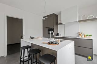 <p><span>Penthouse duplex unique avec ascenseur, 2 chambres à coucher, 2 terrasses et vue sur le ciel d'Anvers !</span></p><p><span> "" La résidence Zilverkwartier est un projet unique de construction neuve qui met l'accent sur un mode de vie luxueux et durable dans un environnement vert et paisible. Grâce à sa situation privilégiée à la frontière de Berchem et de Mortsel, les magasins, les écoles, les parcs, les installations sportives, les transports publics et les voies d'accès sont toujours à proximité. Ce penthouse s'étend sur les septième et huitième étages, bénéficie d'un niveau de finition exceptionnel, d'un intérieur élégant et est disponible immédiatement. </span></p><p><span> </span></p><p><span> &amp; Hall d'entrée, bureau, buanderie, toilettes, débarras : </span></p><p><span>Par une porte de sécurité, vous entrez dans le hall d'entrée avec vidéophone, détecteur de fumée et espace pour un vestiaire. L'œil est immédiatement attiré par le magnifique parquet foncé qui a été étendu à la quasi-totalité de l'appartement. Le bureau idéal et/ou la salle de loisirs jouit d'une belle vue et d'un accès direct à la terrasse. Il y a une grande buanderie et une pièce de rangement séparée. Les toilettes pour invités sont équipées d'un lavabo. €Grâce au raccordement au réseau de chaleur climatiquement neutre d'Agfa Gevaert, vous n'êtes pas soumis aux prix élevés de l'énergie ; une famille moyenne paie environ 68/m. pour le chauffage et l'eau chaude.</span></p><p><span> </span></p><p><span> &amp; Salle de séjour, cuisine, rangement : </span></p><p><span>Le salon spacieux bénéficie d'une belle lumière naturelle, d'une sensation d'espace et d'une vue imprenable sur la ligne d'horizon d'Anvers, grâce aux immenses fenêtres. En termes d'agencement et de décoration intérieure, vous pouvez vous faire plaisir. "" La cuisine de bon goût avec îlot offre tout le confort nécessaire, dispose d'un énorme espace de travail et de rangement à fermeture progressive et, surtout, est un régal pour les yeux. Elle comprend une plaque de cuisson à induction, une hotte aspirante, un four combiné, un lave-vaisselle, un réfrigérateur décapé et un magnifique plan de travail en composite marbré. Adjacent à la cuisine, vous trouverez un grand espace de rangement pratique, idéal pour votre congélateur, vos provisions, etc...</span></p><p><span> </span></p><p><span> &amp; Mezzanine, chambres, salle de bains : </span></p><p><span>La mezzanine constitue le pivot entre les deux étages et peut être atteinte par des escaliers ou par l'ascenseur de la maison. Les deux chambres sont spacieuses, lumineuses et offrent des vues uniques. La salle de bains est un véritable bijou aux finitions luxueuses. Elle est équipée d'une douche à l'italienne/pluie, d'un double lavabo, d'une armoire de toilette avec éclairage LED intégré et de toilettes.</span></p><p><span> </span></p><p><span> &amp; Terrasses, emplacement du sous-sol/garage box : </span></p><p><span>Le penthouse dispose de deux terrasses de conte de fées où vous pouvez profiter de vues magnifiques et paisibles en toute intimité, que ce soit ou non avec un bon verre à la main. Elles offrent notamment des vues sur le charmant jardin de toit commun de 1 840 m², ainsi que sur la magnifique ligne d'horizon d'Anvers. Vous avez la possibilité d'acheter une salle de stockage en sous-sol, un emplacement de parking souterrain et/ou un box de garage.</span></p><p><span> </span></p><p><span>Atouts supplémentaires :</span></p><p><span>-                                       Niveau E 30 - Local à vélos - Réseau de chaleur                                       </span></p><p><span>-                       Chauffage au sol - Mobiscore 9.3/10 - Fibre-ready                                       </span></p><p><span>-                   Electricité conforme - Système de ventilation - Toit commun et jardin potager     </span></p><p><span> </span></p>