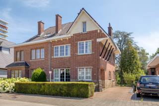 Zeldzame halfopen bebouwing met tuin op een gegeerde residentiële ligging in Tienen, op wandelafstand van het centrum (Leopoldvest). Deze karaktervolle gezinswoning combineert ruimte, authentiek karakter en privacy met toekomstgericht uitbreidingspotentieel.<br /><br />De eigendom werd steeds zorgvuldig onderhouden en beschikt over een solide bouwstructuur en ruime volumes. De woning omvat drie volwaardige slaapkamers, een ingerichte dakverdieping met uitbreidingsmogelijkheden en een volledige onderkeldering met garage. De indeling is praktisch en biedt een comfortabel woongevoel, geschikt voor gezinnen of voor wie nood heeft aan extra ruimte zoals een bureau of hobbykamer.<br /><br />De tuin is een belangrijke troef: volledig aangelegd, volgroeid en met maximale privacy. In deze centrale ligging in Tienen is een dergelijke buitenruimte uitzonderlijk en moeilijk te vinden.<br /><br />Dankzij de combinatie van ligging aan de Leopoldvest, de ruimte, de tuin en het potentieel is dit een interessante opportuniteit op de vastgoedmarkt in Tienen. EPC-label D zorgt bovendien voor extra gemoedsrust, aangezien er geen renovatieplicht van toepassing is.<br />Een unieke kans voor wie ruimte, rust en een centrale ligging in Tienen wil combineren in één karaktervolle gezinswoning.<br />Voor info of bezoek: bel Luc van LED-ON-IMMO 0479 73 76 94 of mail naar info@ledonimmo.be. Tot gauw ;)
