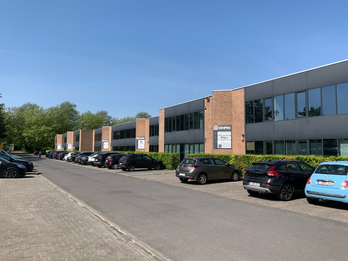 Kantoor van 150 m² met 4 parkeerplaatsen op toplocatie te huur, vlak naast de E17 - foto 1