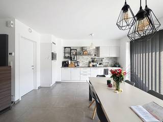 Recente woning in een wijk, nabij het centrum van Maldegem. Bij de woning is er een garagebox inbegrepen. <br /><br />Indeling:<br />- inkomhal<br />- gastentoilet<br />- lichtrijke leefruimte met zicht op tuin<br />- open geïnstalleerde keuken<br />- wasplaats/berging<br />- nachthal<br />- 3 slaapkamers op verdiep<br />- apart toilet<br />- badkamer bestaande uit ligbad, douche en badkamermeubel<br />- aangename tuin met terras<br />- gesloten garagebox<br /><br />Op het dak liggen nog zonnepanelen wat extra bijdraagt aan de energiezuinigheid.<br /><br />Vraag uw bezoek aan per mail naar vastgoed@aclea.be, mét vermelding van uw gsm-nr. 