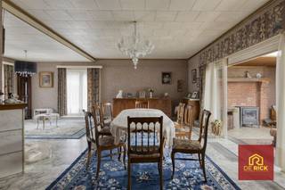 Welkom in deze charmante bungalow in Gijzegem, een perfecte combinatie van ruimte, comfort en landelijk karakter. De woning beschikt over een indrukwekkende bewoonbare oppervlakte van 285 vierkante meter, verdeeld over 3 comfortabele slaapkamers en 1 badkamer. Het ruime bouwterrein van 1682 vierkante meter biedt uitstekende mogelijkheden voor tuin- en buitenactiviteiten.Binnenin vindt u een royale eetkamer met elegante afwerking, voorzien van een open haard en directe doorgang naar de zithoek. De keuken is voorzien van houten kasten en alle nodige apparatuur. De zonnige veranda met grote raampartijen biedt een perfect transitiegebied tussen binnen en buiten, met prachtig zicht op de omringende groenstrook.De woning beschikt over een praktische garage voor opslagruimte en voertuigen. Omgeven door groene tuinen en bomen, combineert deze woning het beste van landelijk wonen en bereikbaarheid. Ideaal voor families die privacy en ruimte waarderen.