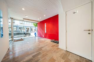 Ideaal gelegen in het hart van Waver, op wandelafstand van winkels, scholen en de belangrijkste verbindingswegen, biedt dit opbrengsteigendom een mooie combinatie van handelsruimte en woonst.<br />Het pand bestaat uit een commercieel gelijkvloers van ongeveer 50 m² met een goede zichtbaarheid, en een appartement van ongeveer 86 m² op de verdieping. Dit laatste laat vlot toe om drie slaapkamers, een badkamer en een leefruimte in te richten, ideaal als aangename gezinswoning of als interessante huuropbrengst.<br />Een belangrijk deel van de werken werd reeds uitgevoerd: het dak werd in 2016 volledig vernieuwd, met 40 cm isolatie en een volledige vervanging van de dakpannen. Het pand dateert uit 1945, heeft nog enkel glas en vraagt een algemene opfrissing, wat u alle vrijheid geeft om het naar eigen smaak in te richten. Het is aangesloten op de riolering en heeft een kadastraal inkomen van 1.708 €.<br />Bod vanaf 275.000 €. Verkoopprijs: 300.000 €. Onder voorbehoud van aanvaarding door de eigenaars.