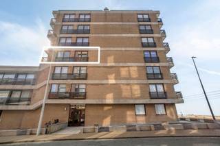 <span><span>Op de rand van Oostende, wijk Raversijde, bevindt zich dit uitstekend onderhouden appartement met 1 slaapkamer. Met ruim zijdelings zeezicht en panoramisch uitzicht op de zeepolders. Op werkelijk 2 minuten lopen van de Noordzee, het strand en de wandelpromenade. In een straat zonder doorgangsverkeer, gratis parkeren, plus vlakbij de duinen en dit alles toch op 2,2 km van het Sea Shopping Center Middelkerke.<br /><br />Dit appartement ligt op de 3° verdieping en is bereikbaar met de lift, en op de begane grond is er nog een gemeenschappelijke parkeerstrook voor fietsen, inpandige fietsberging en afvallokaal. Dit appartement wordt bemeubeld verkocht. Geen zomer zal meer hetzelfde zijn van zodra u hier woont.<br /><br /><u>Enkele troeven:</u></span></span>
<ul>
	<li><span><span>Elektrische installatie conform;</span></span></li>
	<li><span><span>open keuken met vernieuwde toestellen;</span></span></li>
	<li><span><span>badkamer met bad &amp; wc;</span></span></li>
	<li><span><span><strong>zonnig balkon over de ganse breedte van de living &amp; slaapkamer</strong>;</span></span></li>
	<li><span><span>ingebouwde kleerkast met schuifdeuren;</span></span></li>
	<li><span><span>tevens geschikt voor vakantieverblijf, of vakantieverhuur met<strong> gunstig rendement.</strong></span></span></li>
</ul>
<span><span>Interesse in dit appartement aan zee? Meer info of graag een bezichtiging gewenst? Bel Diksimmo op 051 50 11 51 of mail naar diksmuide@diksimmo.be.</span></span>