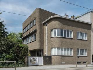 <strong>Omgeving Sint-Pieters statoin - Imposante half vrijstaande villa met parktuin, in nieuwe zakelijkheid naar een ontwerp van architect Geo Bontinck (1935).</strong><br /> <br /><em>Voor meer informatie mail naar info@carloeggermont.be</em><br /> <br />Indrukwekkende ruimtelijkheid (468 m2 bvo) in combinatie met uitgepuurde interbellumarchitectuur maken van dit pand een ware parel met grandeur. Interbellum architectuur (baksteenarchitectuur, glas in loodramen, natuursteen, metalen ramen, parketvloeren…) is samenhang met esthetiek die orde en overzicht uitstraalt. Een geslaagde symbiose tussen de ‘nieuwe zakelijkheid’ en ‘art-déco’.<br /> <br />Het perceel van 1.354 m2 omvat een prachtige tuin met oude parkbomen en heel wat groen wat zorgt voor een bijzondere beleving “een oase van groen” en complete privacy.<br /> <br />Het pand vraagt om een opfrissing maar omvat maar liefst 8 slaapkamers, een praktijkruimte en wachtzaal, verschillende buitenruimtes… <br /><br />De oppervlakte van het pand in combinatie met de ligging maken het mogelijk dat het pand polyvalent ingezet kan worden.<br /> <br /><strong><em>Kortom, dit is een unieke opportuniteit voor wie op zoek is naar een ruim, karaktervol pand met tuin op een gegeerde locatie nabij het centrum van de stad.</em></strong><br />