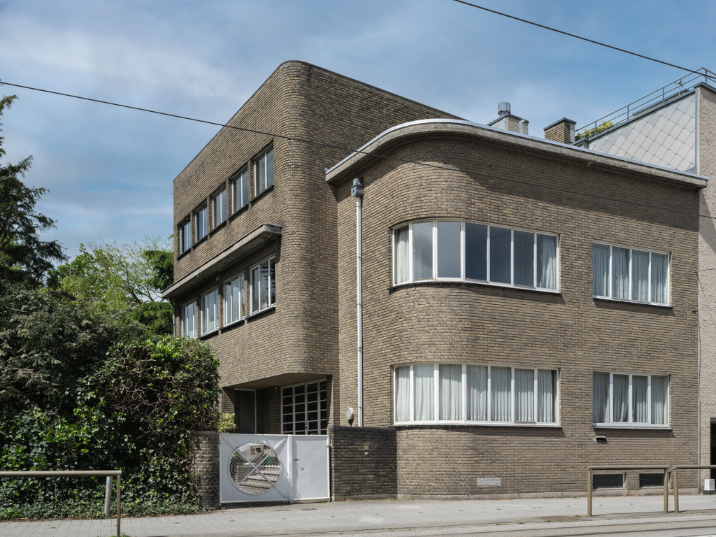 Omgeving Sint-Pieters statoin - Imposante half vrijstaande villa met parktuin, in nieuwe zakelijkheid naar een ontwerp van architect Geo Bontinck (1935). - photo 1