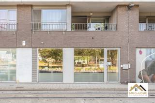 Dit ruime handelspand is gelegen op een mooie locatie, aan een belangrijke invalsweg richting Gent centrum. Ze bestaat uit een open ruime, met zowel voor- als achteraan commerciële zichtbaarheid. Achteraan het pand is voorzien in een keuken/opslagruimte en een apart toilet. De activiteit van de in het pand aanwezige zaak wordt volledig overgebracht naar haar hoofdlocatie in Zwijnaarde. Inschrijven voor bezoek via mail naar info@immo-home.be, geen telefonische inschrijvingen! Volg ons op Fb en Insta. Voor meer info: www.immo-home.be. GRATIS SCHATTING & GRATIS FINANCIEEL ADVIES
