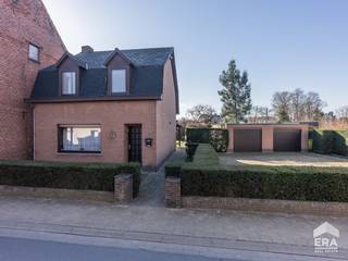<p>Open bebouwing in het centrum van Balen met een groot perceel en ontwikkelingspotentieel.<br /><br />Deze woning uit 1977 is centraal gelegen in Balen en biedt heel wat mogelijkheden voor wie op zoek is naar ruimte en potentieel. Dankzij het grote perceel geniet je hier van een aangename buitenruimte en tal van toekomstmogelijkheden. De praktische indeling met drie slaapkamers maakt de woning geschikt voor gezinnen, terwijl de centrale ligging zorgt voor een vlotte verbinding naar winkels, scholen en openbaar vervoer. Een interessante opportuniteit voor wie een huis wil kopen in Balen met renovatie- of ontwikkelingsmogelijkheden.<br /><br />Belangrijkste ruimtes:</p>

<ul><li>Woonkamer met inbouwcassette en veel natuurlijk licht</li><li>Keuken uitgerust met dubbele spoelbak, dampkap, koelkast en oven</li><li>3 slaapkamers met verschillende indelingsmogelijkheden</li><li>Badkamer met ligbad en enkele wastafel in meubel</li><li>Apart toilet</li><li>Wasplaats met aansluiting voor wasmachine</li><li>Garage met kantelpoort</li><li>Kelder met extra bergruimte</li></ul>

<p>Troeven:</p>

<ul><li>Centrale ligging in het centrum van Balen</li><li>Groot perceel met veel mogelijkheden</li><li>Interessant ontwikkelingspotentieel</li></ul>

<p><br />Neem vandaag nog contact op met je ERA-makelaar voor een bezoek.<br /><br />JOUW DROOMHUIS. ZO GEVONDEN!</p>