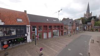 <span><span>In het dorpscentrum van <strong>Dadizele</strong>, deelgemeente van Moorslede, bieden we u dit ruime<strong> handelspand of kantoorruimte</strong> aan gelegen op een commerciële locatie met <strong>veel passage en zichtbaarheid</strong>. Het pand, gelegen in de schaduw van de basiliek van Dadizele, situeert zich in een kleinschalige residentie 'Torreke' met slechts 2 entiteiten.<br /><br />Deze statige bebouwing werd opgericht in het jaar <strong>2000</strong> en bevindt zich in een uitstekende staat.<strong> In een handomdraai kan dit pand terug perfect functioneren als handelszaak of kantoorruimte.</strong> Het voormalige bankkantoor beschikt maar liefst over een <strong>bruikbare vloeroppervlakte van 410 m²</strong> verdeeld over <strong>3 verdiepingen</strong>. Daarnaast is er ook een <strong>tuin</strong> aanwezig met doorgang (wandelpaadje) naar de straat. De perceeloppervlakte bedraagt <strong>611 m²</strong>. Het eigendom wordt <strong>bemeubeld </strong>verkocht.<br /><br />Het pand beschikt over een aandeel in het gebouw van 645/1.000sten. Er is geen VME of syndicus. Bovendien is er geen renovatieverplichting, aangezien men kan genieten van een <strong>gunstig energielabel C</strong>. Daarnaast is het eigendom ook<strong> asbestveilig</strong> en is er een <strong>conform attest van elektrische keuring</strong> aanwezig. De ramen zijn uitgerust met<strong> dubbele beglazing en aluminium raamkozijnen</strong>. Verwarming gebeurt met<strong> CV-installatie</strong> op aardgas (luchtafgifte) en deels elektrisch (op heden niet meer in gebruik en na te zien op goede werking). Er is ook <strong>ventilatie </strong>en een <strong>airco-unit </strong>voorzien (luchtgroep op dak).<br /><br /><u>De indeling van de ruimtes is als volgt:</u><br /><strong>Kelderverdieping</strong>: lange gang met archiefruimte - servicelokaal - kluis - berging - sas - kruipruimte.<br /><strong>Gelijkvloers</strong>: inkom/lobby met loket, toegang tot tellerlokaal en veiligheidssas - grote, polyvalente binnenruimte - trapzaal naar kelder en eerste verdieping - balie/receptie - berging en technische ruimte - backoffice - 7 à 8-tal burelen.<br /><strong>Eerste verdieping</strong>: refter met keuken - sanitair gedeelte - technisch lokaal.<br /><strong>Exterieur</strong>: zuidgerichte tuin met terras met doorgang naar straat (erfdienstbaarheid).<br /><br />Wenst u meer informatie of graag een plaatsbezoek? Contacteer <strong>Diksimmo</strong> op het nummer<strong> 051 50 11 51</strong> of mail naar diksmuide@diksimmo.be.</span></span>