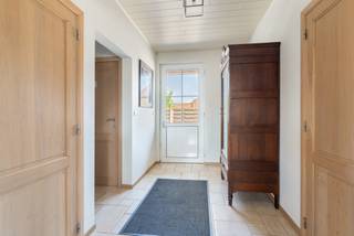 <p><span>Deze uitstekend onderhouden villa uit 2003 combineert ruimte, privacy en een uitzonderlijke ligging aan het natuurgebied en het kanaal Dessel-Schoten. Met een bewoonbare oppervlakte van 227 m² op een volledig omheind perceel van 993 m² geniet je hier van comfortabel wonen in een groene omgeving. De woning onderscheidt zich door haar doordachte indeling, kwaliteitsvolle materialen, een prachtige landelijke keuken, een zwembad en verschillende multifunctionele ruimtes die zich aanpassen aan jouw woonwensen.</span></p>
<h2><span>Indeling</span></h2>
<p><span>Bij het binnenkomen valt meteen de verzorgde afwerking en het gevoel van ruimte op. De leefruimte geniet van veel natuurlijke lichtinval en kijkt uit op het zwembad. Aansluitend bevindt zich de landelijke keuken, een bijzonder verzorgde ruimte die het centrale ontmoetingspunt van de woning vormt.</span></p>
<p><span>Op het gelijkvloers is daarnaast een extra kamer aanwezig die perfect kan functioneren als slaapkamer, thuiskantoor, hobbyruimte of praktijkruimte voor een vrij beroep, ook beneden is er een afzonderlijke douchekamer aanwezig.</span></p>
<p><span>De verdieping beschikt over 1 slaapkamer, aangevuld met een ruime multifunctionele kamer van maar liefst 48 m². Deze ruimte kan eenvoudig worden ingericht als extra slaapkamers, studio, speelkamer, fitnessruimte of werkruimte. Verder is er op het verdiep een ruime badkamer. </span></p>
<h2><span>Wooncomfort</span></h2>
<p><span>De woning verkeert in perfecte staat van onderhoud en werd steeds met zorg behandeld. De ruime leefomgeving, de kwalitatieve afwerking en de flexibele indeling maken deze villa geschikt voor gezinnen, thuiswerkers of wie extra ruimte zoekt voor hobby's en ontspanning.</span></p>
<h2><span>Buitenleven</span></h2>
<p><span>De volledig omheinde tuin biedt een hoge mate van privacy zonder inkijk. Het zwembad, de overkapping en de groene omgeving zorgen ervoor dat je hier het hele jaar door kan genieten van het buitenleven. Achteraan bevindt zich bovendien een ruime garage met afzonderlijke toegang, ideaal voor wagens, opslag, hobby's of een zelfstandige activiteit.</span></p>
<h2><span>Technische troeven</span></h2>
<ul>
<li><span>EPC-label B</span></li>
<li><span>Conforme elektrische installatie</span></li>
<li><span>Asbestvrij</span></li>
<li><span>Duurzame en kwaliteitsvolle materialen</span></li>
<li><span>Uitmuntende staat van onderhoud</span></li>
</ul>
<h2><span>Ligging</span></h2>
<p><span>De woning bevindt zich op een bijzondere locatie, grenzend aan natuurgebied en het kanaal Dessel-Schoten. Wandelaars, fietsers en natuurliefhebbers vinden hier dagelijks rust en ontspanning, terwijl voorzieningen, scholen en verbindingswegen vlot bereikbaar blijven.</span></p>
<p><span>Ben je op zoek naar een ruime villa waar comfort, privacy en natuur samenkomen? Neem contact op met domestic makelaar op 014 610386 voor een bezoek en ontdek zelf de mogelijkheden die deze eigendom te bieden heeft.</span></p>