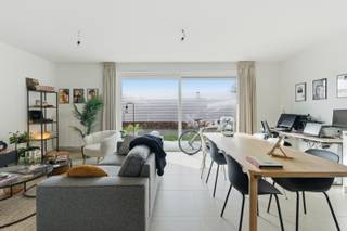 Te koop: modern appartement in Roeselare, op een centrale locatie nabij het centrum en de Rijksweg. Dit gelijkvloers appartement, gebouwd in 2021,...