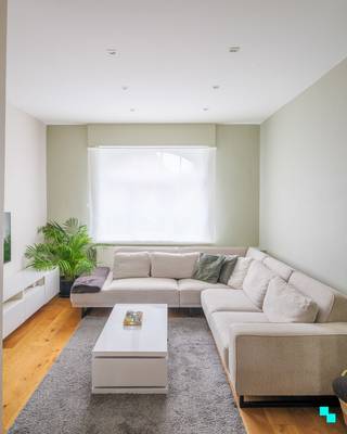 Verkocht op de Bordes-bezoekdag. Compromis in opmaak..Deze vernieuwbouwwoning is gelegen op een perceel van 130 m² en beschikt over een bewoonbare...