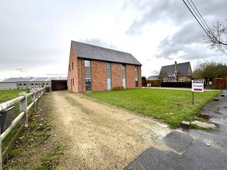 Deze ruime, moderne en energiezuinige woning bevindt zich in een landelijke omgeving en biedt alsnog een vlotte bereikbaarheid richting...