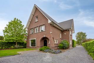 Deze charmante woning heeft veel karakter en werd smaakvol gerenoveerd met behoud van authentieke elementen. De stallingen en diepe tuin maken...