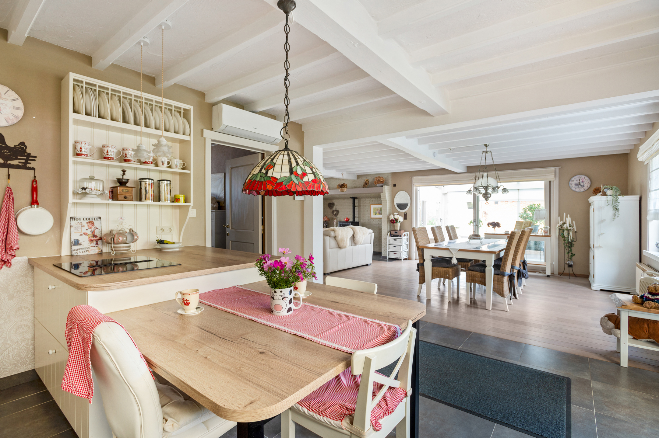 Mooie open bebouwing met knappe tuin in een rustige woonwijk - foto 3