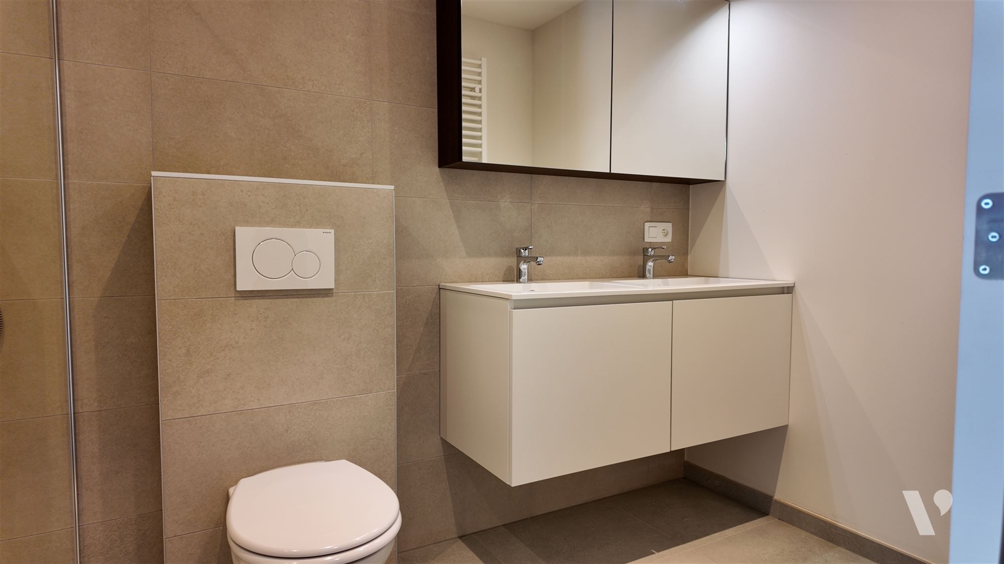 Volledig vernieuwd appartement; 2 slaapkamers en garagebox - foto 5