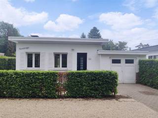 Charmant alles gelijkvloers landhuis in residentiële straat * Indeling : inkomhal op parket met vestiaire en gastentoilet, dubbele openslaande deur...