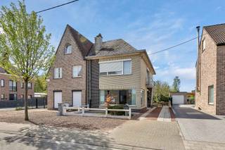 <p>Voor meer info of een bezoek, bel 054 69 39 31 - Bent u op zoek naar <strong>een woning die u volledig naar eigen smaak kunt renoveren</strong>? Dan is deze ruime halfopen bebouwing, gelegen op een toplocatie, iet voor jou. Via de inkomhal betreedt u de lichtrijke leefruimte. Aan de achterzijde van de woning bevindt zich <strong>een zeer ruime keuken met directe toegang tot het terras en de tuin</strong>. Aansluitend zijn er een praktische berging, een aparte wasruimte en een toilet aanwezig. Op de eerste verdieping bevinden zich <strong>drie volwaardige slaapkamers</strong>, een nachthal en een badkamer (bad, lavabo, toilet). De zolderruimte bereikt men via een vaste trap. Hier heeft men de mogelijkheid extra slaapkamers te creëren. Verder beschikt de woning over een achterliggende garage, een aangename tuin en <strong>voldoende parkeergelegenheid</strong>. Deze woning is ideaal voor wie op zoek is naar <strong>een renovatieproject op een toplocatie</strong>, met alle voorzieningen en natuur binnen handbereik.</p><p>CV op stookolie - Prachtig uitzicht - Betonconstructie - Garage - Centrale, residentiële ligging.</p><p>Belangrijk: deze woning valt onder de renovatieverplichting.</p>