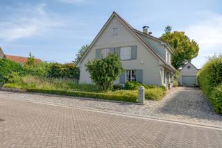 Deze charmante open bebouwing met vier slaapkamers is gelegen op een perceel van 945 m² in Mol-Milligem. De woning bevindt zich op fietsafstand van het centrum en geniet van een vlotte verbinding naar de omliggende gemeenten en gehuchten.<br /><br />Via de ruime inkomhal met gastentoilet betreedt u de lichtrijke leefruimte, bestaande uit een gezellige zithoek en een aangename eetplaats. De woonkamer is afgewerkt met een stijlvolle parketvloer en beschikt over een sfeervolle gashaard. Aansluitend bevindt zich de kwalitatief afgewerkte keuken, uitgerust met een gasfornuis met ovens, koelkast, vaatwasser, stoomoven en tal van opbergkasten. Bovendien is er voldoende ruimte voorzien voor een gezellige eethoek.<br /><br />Naast de keuken ligt een ruime berging met douche, ideaal als wasruimte, extra opslag of hobbyruimte. Daarnaast beschikt de woning over een praktische opbergkelder.<br /><br />De absolute blikvanger van de woning is de prachtige tuinkamer. Dankzij de grote raampartijen geniet u hier het hele jaar door van een mooi uitzicht op de tuin. Deze ruimte vormt een natuurlijke verlenging van de leefruimte en creëert een unieke verbinding met buiten.<br /><br />Op de eerste verdieping geeft de nachthal toegang tot vier volwaardige slaapkamers. Twee van de kamers beschikken over een praktische dressing of extra bergruimte. De volledig betegelde badkamer is uitgerust met een dubbele wastafel, een ligbad en een toilet.<br /><br />De volledig omheinde en verzorgde tuin biedt alle rust en privacy. Achteraan bevinden zich een ruime garage en een tuinhuis, die zorgen voor extra bergruimte en tal van mogelijkheden.