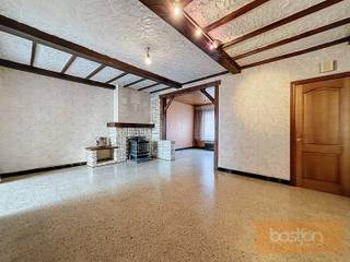 Deze te renoveren woning beschikt over volgende indeling:<br /><br />- Gelijkvloers met inkomhal, leefruimte, ruime keuken, wasplaats, toilet, terras/ tuin en achteraan berging en garage met uitweg<br /><br />- Eerste verdieping met 3 slaapkamers (2 ruime kamers + 1 kleine kamer) en badkamer<br /><br />Er is tevens een vaste trap naar de zolder met mogelijkheid tot extra kamers.