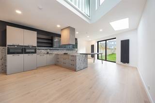 <p><span>Op zoek naar een ruime, instapklare woning met veel licht, zonnepanelen en een grote tuin? Deze topgerenoveerde woning in Borgerhout combineert stijl met comfort en biedt bovendien een prachtige leefruimte met vide, een multifunctioneel gelijkvloers en vijf slaapkamers. Gelegen in een fijne buurt op wandelafstand van Te Boelaerpark en Boekenbergpark.</span></p><p><span> </span></p><p><span>Strak gerenoveerd en klaar voor de toekomst</span></p><p><span>Je komt binnen in een stijlvolle inkomhal met parketvloer en toegang tot een aparte technische ruimte met vestiairahoek en gastentoilet. Uniek is de dubbele toegang tot de leefruimte, waardoor je vooraan makkelijk een praktijkruimte of bureau kan inrichten. Verder door stap je in een gigantische leefruimte met open keuken, waar de hoge plafonds (5,7m!) en vide meteen in het oog springen. De keuken is hypergeïnstalleerd, met een combinatie van inductie- én gasvuur, dampkap, ijskast, diepvries, vaatwasser, twee combi-ovens en veel opbergruimte. Via de schuifdeur kom je in de aangelegde, ruime tuin van maar liefst 140 m² – een zeldzaam pluspunt in de stad.</span></p><p><span> </span></p><p><span>Zalig wonen met veel ruimte</span></p><p><span>Op de eerste verdieping bevinden zich twee ruime slaapkamers, een apart toilet, een badkamer met ligbad én douche, en een grote wasruimte. De master bedroom heeft aansluitend een dressing en ensuite badkamer met XL-tegelvloer, ligbad, douche, dubbele lavabo en handdoekradiator. De tweede verdieping herbergt nog drie slaapkamers. Hier vind je ook een tweede badkamer met douche en een derde toilet. Alles afgewerkt met dezelfde warme parketvloer en veel licht.</span></p><p><span> </span></p><p><span>Tuin, kelder en zonnepanelen als extra troeven</span></p><p><span>De droge, ruime kelder (70m²) met stahoogte is perfect voor extra opslag, hobbyruimte of zelfs mancave. De woning beschikt ook over zonnepanelen en behaalt een uitzonderlijke EPC A-score, ideaal voor wie toekomstgericht wil wonen.</span></p><p><span> </span></p><p><span>Groen wonen in een bruisende buurt</span></p><p><span>In deze opkomende en levendige buurt van Borgerhout woon je rustig, maar met alles dichtbij: hippe cafés zoals SPIL en Bar Brul, winkels, supermarkten en scholen. Met het Te Boelaerpark, Boekenbergpark én het Rivierenhof op wandelafstand geniet je hier dagelijks van het groen. De ligging is uitstekend bereikbaar met openbaar vervoer, Velo-stations én snelle toegang tot de Ring.</span></p><p><span> </span></p>