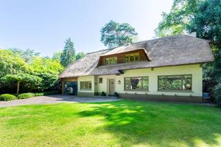 Charmante rietgedekte villa in bosrijke omgeving<br /><br />Deze villa combineert groen, rust en een vlotte bereikbaarheid. Je woont hier midden in de natuur en toch vlak bij de dorpskernen van Schilde en ’s-Gravenwezel, met alle voorzieningen en gezellige horeca binnen handbereik. Ook natuurliefhebbers komen aan hun trekken dankzij de vele wandel- en fietspaden in de buurt.<br /><br />De woning verwelkomt je met een charmante inkomhal en gastentoilet. De ruime leefruimte baadt in licht en biedt een prachtig uitzicht op de tuin. Parketvloeren en een open haard zorgen voor een warme, huiselijke sfeer. Aansluitend vind je de bibliotheek en het kantoor, ideaal om rustig van thuis uit te werken. De keuken is uitgerust met hoogwaardige toestellen en een stijlvol fornuis, terwijl de ontbijthoek uitkijkt op het groen. Extra bergruimte is voorzien in de wasberging en kelder.<br /><br />Boven bevindt zich een royale mastersuite met dressing en badkamer. Daarnaast zijn er drie slaapkamers, waarvan één met ensuite, en een aparte douchekamer. De tuin is onderhoudsvriendelijk aangelegd met volwassen bomen en struiken, waardoor je hier volop geniet van privacy en rust. Het ruime terras sluit mooi aan op de leefruimte en keuken, perfect voor gezellige momenten. Tot slot beschik je over een carport, ruime oprit en tuinberging.<br /><br />Contacteer ons vandaag nog voor een bezoek aan deze unieke woning!