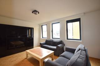 Het appartement is gelegen op unieke locatie in Gent centrum aan het <strong>Sint-Michielsplein</strong>. Hierdoor geniet u van tal van winkels, eetgelegenheden, het openbaar vervoer en al het moois dat Gent te bieden heeft op wandelafstand. U staat zo op de Korenmarkt, de Gras- en Korenlei en ook de Poel als centraal punt. Bijkomend geniet u van korting voor het parkeren van de wagen in de Sint-Michiels parking. <br /><br />Via de lift of trappenhal gaat u naar het tweede verdiep waar u het appartement binnengaat via een inkomhal voorzien van vestiaire kast en apart toilet. Verder komt u in de woonkamer met aanpalende<strong> open keuken</strong> en een aparte bergruimte met voorziening voor wasmachine. De keuken is voorzien van oven, vaatwasmachine, ijskast met diepvriesvak en kookplaat. Er is <strong>één slaapkamer </strong>met ingebouwde kasten en een <strong>en-suite badkamer</strong> met ligbad en lavabomeubel.  <br /> 
<ul>
	<li><strong>EPC label B</strong></li>
	<li>De meubels aanwezig op de afbeeldingen zijn inbegrepen in de verhuur</li>
	<li>Beschikbaar vanaf <strong>01 augustus 2026</strong>. </li>
	<li>Huurprijs <strong>875,00 euro/ maand</strong> + gemeenschappelijke kosten <strong>75,00 euro/ maand</strong></li>
</ul>
<strong>Bezoekmoment enkel op afspraak op 29/06 in de namiddag</strong><br /><br />Wenst u graag een bezoek aan dit appartement? Aarzel niet om Olivier te contacteren via olivier@convas.be of via het contactformulier.