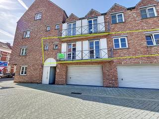 Zeer gunstig gelegen appartement op 200 m van het station en op 500m van het centrum. Indeling: inkom met gastentoilet en berging, leefruimte met open, geïnstalleerde keuken en 2 slaapkamers, een badkamer met ligbad én douche en een wasplaats. Eén autostaanplaats in de garage is in de huurprijs inbegrepen. Gemeenschappelijke kosten bedragen 50 euro.