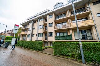 <p>Lumineux, fonctionnel et tourné vers l'extérieur, ce studio de 38 m² (selon PEB) niché au rez-de-chaussée d'une résidence de 2001 combine confort et fonctionnalité dans un cadre verdoyant. Le séjour d'environ 16 m² avec cuisine ouverte crée un espace de vie agréable au quotidien. L'espace nuit de 10 m² et la salle d'eau complètent l'ensemble. Véritable atout du bien, la terrasse privative de 9 m² exposée sud-est, avec accès direct au jardin commun, vous invite à profiter du soleil et du plein air sans quitter votre domicile.<br />La copropriété met à disposition une buanderie commune équipée (machine à laver et sèche-linge), un confort pratique du quotidien.<br /><br />À deux pas du métro mais à l'abri de l'agitation, le bien bénéficie d'un cadre résidentiel calme et arboré, à quelques minutes à pied de la station Roodebeek (métro 1, tram 8 et bus E12) — porte directe vers le centre de Bruxelles. Les arrêts Charmille (bus 29, 42, 45) et le Woluwe Shopping Center sont également à proximité immédiate, tout comme plusieurs écoles et les parcs Malou et Georges Henri.<br /><br />Parfait pour un premier achat, un pied-à-terre ou un investissement locatif.<br /><br />PEB G – 416 kWh/m².an (réf. 0120521-0000086871-01-2) | Double vitrage PVC | Charges : ±210 €/mois</p>
