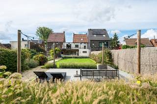 Algemeen<br />In het landelijke Lierde bevindt zich deze gerenoveerde woning, waar hedendaags wooncomfort en een warme, landelijke uitstraling op een harmonieuze manier samenkomen. Met een bruikbare vloeroppervlakte van maar liefst 287 m² onderscheidt deze eigendom zich door haar royale volumes, veelzijdige indeling en aangename lichtinval. De combinatie van moderne elementen en karaktervolle details, geeft het interieur een tijdloze uitstraling met een subtiele verwijzing naar het landelijke karakter van de woning. Ook de omgeving draagt bij aan de aantrekkingskracht van deze eigendom. Lierde staat bekend om haar groene landschappen en landelijke sfeer, met tal van mogelijkheden om te wandelen en te fietsen. Tegelijk vormt de gemeente een praktische uitvalsbasis dankzij de treinverbindingen vanuit het station van Lierde richting Gent en Geraardsbergen, aangevuld met verbindingen via de omliggende gewestwegen. Zo combineert deze locatie de rust van een groene woonomgeving met een vlotte bereikbaarheid van omliggende steden en gemeenten.<br /><br />Indeling<br />Bij het betreden van de woning valt meteen de doordachte indeling op. Vanuit de inkomhal krijgt men toegang tot twee afzonderlijke leefruimtes, elk met een eigen sfeer en invulling. Deze opzet biedt een interessante meerwaarde voor wie houdt van ruimte en flexibiliteit. Aan de ene zijde bevindt zich een aangename leefruimte, terwijl de andere zijde uitkomt op een grote woonomgeving waarin de zitruimte, eetplaats en ingerichte keuken mooi in elkaar overvloeien. De grote raampartijen en de lichtkoepel zorgen voor een overvloed aan natuurlijk daglicht en versterken het gevoel van openheid. De leefruimte met pelletkachel nodigt uit tot ontspannen momenten en de rechtstreekse verbinding met de tuin creëert een uitnodigende omgeving. Verder bevinden zich op het gelijkvloers een badkamer, uitgerust met zowel een ligbad als een afzonderlijke douche, en een apart toilet. Ook aan de praktische zijde van het wonen werd gedacht, met een garage en een afzonderlijke wasberging die extra comfort en opbergruimte bieden. <br /><br />De tuin vormt een volwaardige verlenging van de woning. Het terras sluit aan op de woning en achteraan werd bovendien een gezellige loungeruimte voorzien. Verderop bevindt zich nog een bijkomende groene tuinzone met tuinhuis. De verschillende zones geven de buitenruimte een gevarieerd karakter en maken het mogelijk om op verschillende momenten van de dag van de tuin te genieten. <br /><br />Op de eerste verdieping geeft een ruime overloop toegang tot drie grote slaapkamers. De ruime overloop kan dienst doen als open bureauruimte of zelfs ingericht worden als extra slaapkamer of bijkomende badkamer. Op de tweede verdieping vormt de ingerichte zolderkamer een bijkomende troef die dankzij de ingemaakte kasten een verzorgde en praktische uitstraling heeft. De aanwezige airconditioning draagt bij aan het comfort.<br /><br />Troeven<br />* Grote bewoonbare oppervlakte van 287 m²<br />* Twee afzonderlijke leefruimtes met veel lichtinval<br />* Sfeervolle tuin met terras en loungezone<br />* Ingerichte zolderverdieping<br /><br />Interesse<br />Wie op zoek is naar een ruime, gerenoveerde woning met een warme uitstraling, veelzijdige leefruimtes en een aangename tuin, nodigen wij graag uit voor een plaatsbezoek. Neem contact op met Tim voor meer info of om een bezoek in te plannen. <br />📞 0487 40 21 28<br />📧 tim@gentill.be