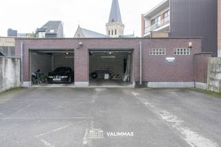 VALIMMAS verkoopt in het volle centrum van Asse deze welgelegen (project)grond... 

Gelegen binnen het Bijzonder Plan van Aanleg ‘BPA Kerk’ dd 29/08/2005	
→ deels in zone 3 – “aaneengesloten of gesloten bebouwing” en deels in “zone voor koeren en achtergebouwen”   
→ bestemd voor functies als wonen (woningen of appartementen, handel, dienstverlening)   
→ hoofdgebouwen: 3 bouwlagen (gelijkvloers + 2 verdiepingen) en kroonlijsthoogte 8,50 à 9,00m   
→ maximaal 3 woonlagen met maximaal 1 extra woonlaag onder het dakvolume    
→ afzonderlijke woongelegenheden in het dakvolume zijn toegelaten (max 1 woonlaag)   
→ zone voor koeren en achterbouwen bestemd voor berg- of werkplaatsen, winkels, burelen   

Bovenstaande is een beknopte oplijsting van de voornaamste bepaling uit het BPA. De volledige tekst is op eenvoudige aanvraag te bekomen. Deze info wordt enkel ten informatieve titel verstrekt; een toekomstig bouwproject is steeds onderhevig aan het nog bekomen van een stedenbouwkundige vergunning.    