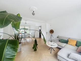 Deze gerenoveerde en gemeubelde rijwoning combineert authentieke charme met een frisse, lichte afwerking, klaar om zo in te trekken. De leefruimte op het eerste verdiep, met visgraatparket, marmeren schouw en sierlijke plafondornamenten baadt in natuurlijk licht en biedt plaats aan een ruime zit- én eethoek, ideaal om samen te koken, te ontspannen of vrienden te ontvangen. De aparte keuken is volledig uitgerust met oven, vaatwasser en inductiekookplaat.<br /><br />De woning telt drie volwaardige slaapkamers. Twee ruime kamers op de tweede verdieping, elk met veel lichtinval. De badkamer beschikt over een dubbele lavabo en ligbad met douche.<br />De derde slaapkamer bevindt zich op de sfeervolle zolderverdieping: een indrukwekkende open ruimte met originele houten balken, meerdere Velux dakvensters en plaats genoeg voor een thuiskantoor, fitnesshoek én wasplaats.<br /><br />Perfect voor wie thuiswerkt of een extra leefruimte zoekt. Ook voor cohousers is de indeling van deze gemeubelde huurwoning ideaal: elke kamer biedt privacy en ruimte, terwijl de gemeenschappelijke delen genereus bemeten zijn.<br />Geen syndicus.