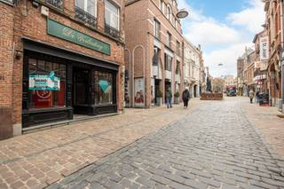 WAARDEVASTE INVESTERING! <br />Uniek renovatieproject in het commerciële hart van Aarschot – een investering met MEGA mogelijkheden! <br /><br />Dit karaktervolle historische pand, gelegen in het bruisende stadscentrum van Aarschot, biedt tal van opportuniteiten. Met zijn authentieke elementen en rijke geschiedenis, vormt het een ideaal canvas voor een eigentijdse renovatie. Door de unieke eigenschappen te combineren met een eigentijdse stijl kunt u iets uitzonderlijks creëren, terwijl het historische karakter behouden blijft. Een visie die ook door de gemeente wordt ondersteund. <br /><br />Gelegen vlak naast de grootste parking van de stad, garandeert dit pand een constante stroom van passanten op weg naar de levendige stadskern. De ruime etalage geeft de mogelijkheid om een commerciële zaak te vestigen op het gelijkvloers. Denk bijvoorbeeld aan een stijlvolle koffiebar, een boetiek, kantoorruimte, een gezellig eetconcept of of een groepspraktijk. <br /><br />Boven de commerciële ruimte bevindt zich een woongedeelte, met mogelijkheden voor extra woonruimte of een multifunctionele invulling. Deze extra ruimte beslaat maar liefst uit 350 m². <br /><br />Mogelijkheid tot overname van de patrimoniumvennootschap via aandelenoverdracht, ideaal als springplank voor jonge investeerders. <br />Mis deze unieke kans niet om een uitzonderlijk pand te verwerven op een toplocatie met enorm potentieel en historische charme.