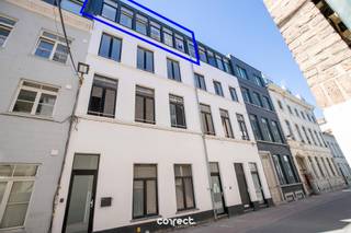 Vrij bezoekmoment zonder afspraak voorzien op dinsdag 12/05 tussen 12u15 en 12u30.Beschikbaar vanaf 01/06. Gezellig en verzorgd appartement te...