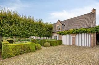 <h2><strong>Klassevolle villa te Bierbeek: wonen in een oase van ruimte en rust</strong></h2><p>Aan het einde van een doodlopende straat, waar jouw ontmoeting met de natuur begint, tref je deze uitzonderlijk ruime villa. Hier word je elke dag begroet door volwassen groen en de zachtheid van het platteland. Dagen met een gouden randje, dankzij de nabijheid van velden en het Meerdaalwoud: wandelpaden, bos en eindeloze vergezichten vind je op enkele stappen van jou vandaan. En toch op een boogscheut van Leuven, het Researchpark Haasrode en alle voorzieningen die Bierbeek rijk is.</p><p>Vandaag in een nog op te frissen staat, maar vanaf je eerste entree ervaar je het meteen: grandeur, kwaliteit en comfort. De royale inkomhal opent zich naar ruimtes vol licht, waar de natuurstenen vloeren en grote ramen een serene elegantie uitstralen. De veranda rondom brengt licht en buitengevoel binnen. In de winter als gezellige wintertuin, in de zomer als open verbinding met de tuin.</p><p>Eén van de hoogtepunten? Het binnenzwembad, dat rechtstreeks aansluit op het terras en de tuin. Daarnaast is er een sauna voor wie extra ontspanning zoekt – een compleet wellnessgevoel is dus gegarandeerd. De tuin werd voorzien van drie waterpartijen, brede graszones en een idyllische serre. Dankzij de doordachte beplanting is je privacy er volledig gewaarborgd.</p><p>De woning leent zich dankzij z’n oppervlakte eenvoudig tot gelijkvloers wonen, maar heeft dankzij de vier kamers verspreid over twee etages ook alle ruimte boven.<br /><br />Kortom, deze villa vormt een solide basis van hoogwaardige materialen die binnenkort luxueus zal stralen. Zie jij jezelf wonen in het gezelschap van een binnenzwembad, een wintertuin en verlang je naar 100% privacy op een toplocatie in Bierbeek? Geef Jes dan snel een seintje voor een persoonlijk bezoek.</p><figure><div></div></figure>
