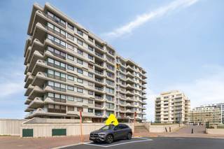 <p>Situé au neuvième étage de la Résidence Montréal entièrement rénovée, cet appartement bénéficie d'un emplacement exceptionnel à proximité de la plage et de l'Esplanade. Le centre de De Panne est également accessible à pied.<br /><br />L'orientation sud-ouest permet un ensoleillement optimal de l'après-midi jusqu'au soir. Depuis le séjour et la terrasse, vous profiterez d'une vue panoramique magnifique sur la mer et les dunes.<br /><br />L'agencement comprend un hall d'entrée avec toilette invités, un spacieux séjour lumineux avec de grandes fenêtres et accès à la terrasse ensoleillée, une cuisine ouverte, une salle de bain avec baignoire et lavabo, ainsi que deux chambres à coucher spacieuses.<br /><br /><strong>Atouts :</strong></p>
<ul>
<li>Emplacement idéal près de la plage et de l'Esplanade</li>
<li>Façade entièrement rénovée</li>
<li>Nouvelle menuiserie extérieure</li>
<li>Orientation sud-ouest ensoleillée</li>
<li>Vue panoramique sur la mer, les dunes et la zone naturelle</li>
</ul>
<p><br />Possibilité d'achat d'un garage souterrain.<br />Prix de vente : € 60 000</p>